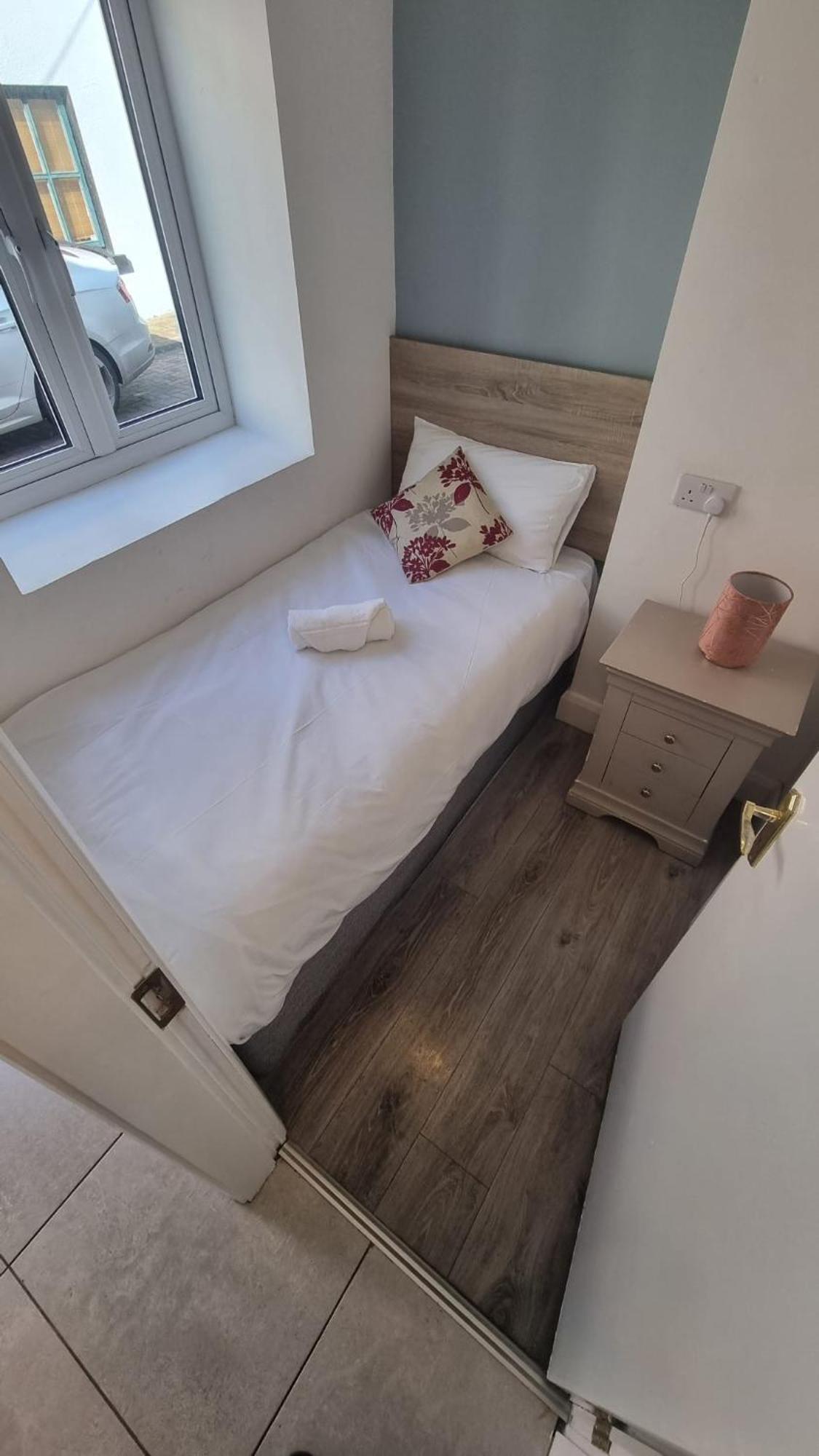 Eyre Square Lane Budget Rooms Galway Bagian luar foto