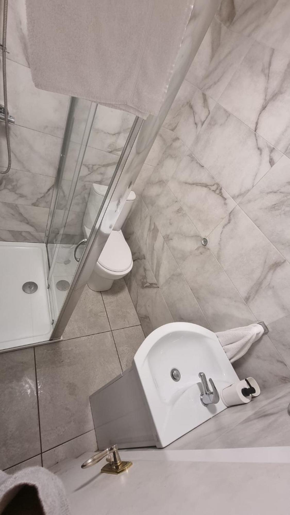 Eyre Square Lane Budget Rooms Galway Bagian luar foto