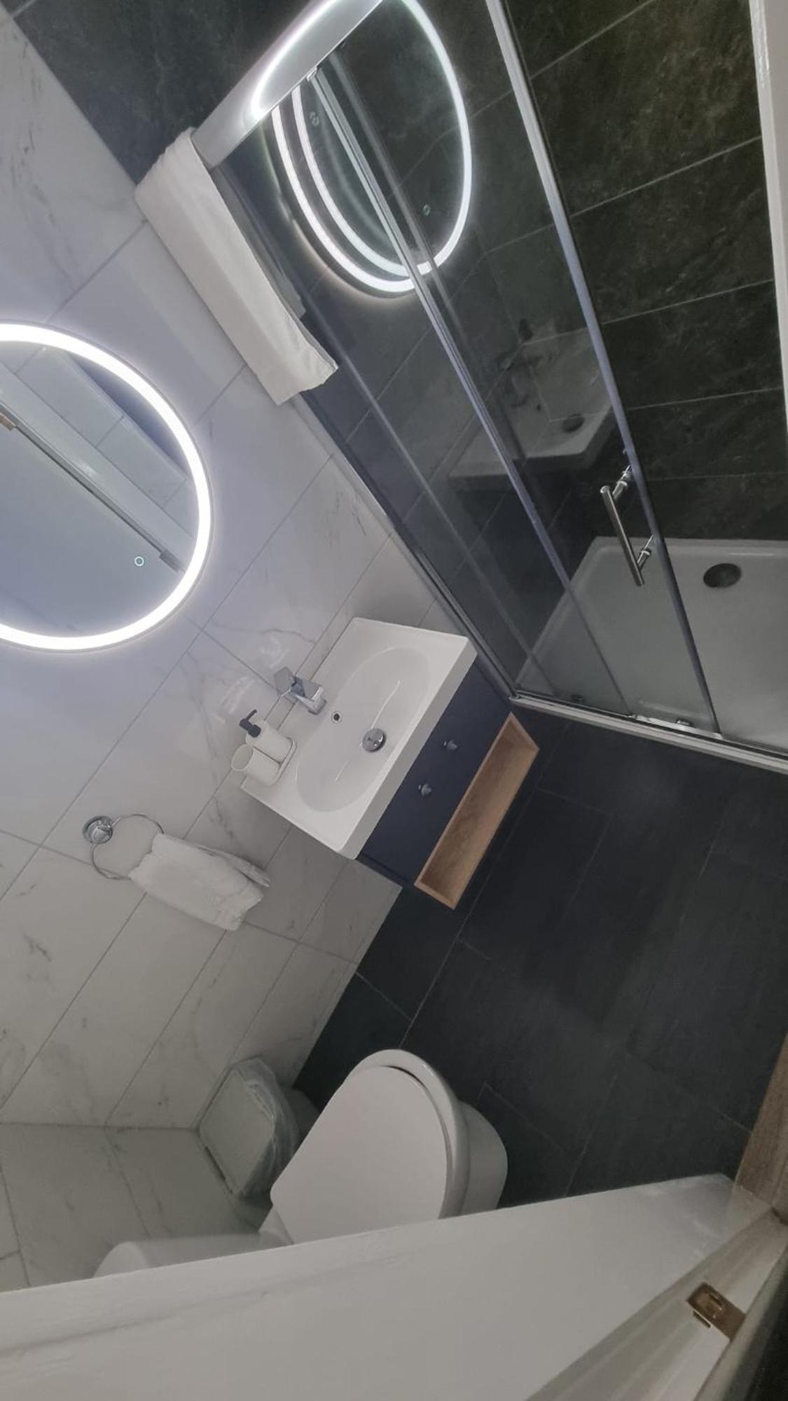 Eyre Square Lane Budget Rooms Galway Bagian luar foto